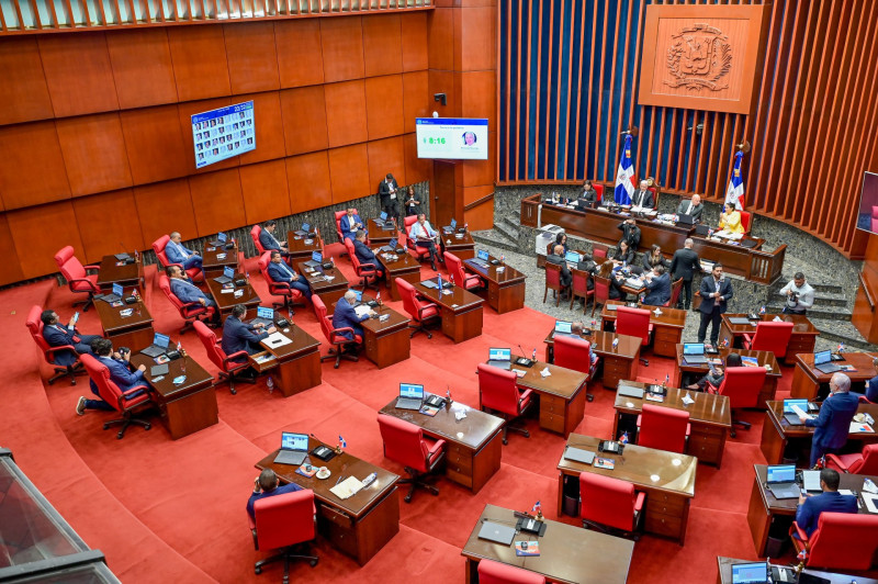 Senadores dominicanos en sesión legislativa