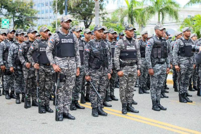 Policías militares con bastones antimotines