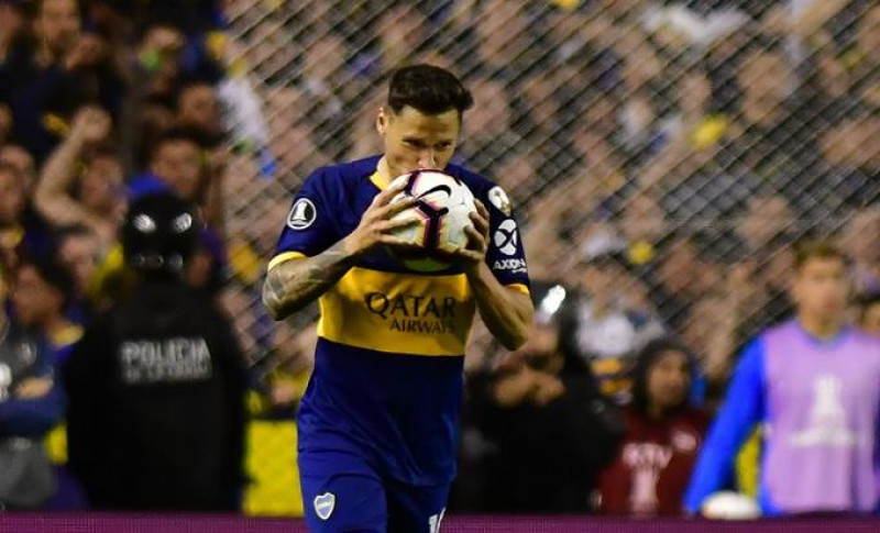 Jugador pateando balón en cancha