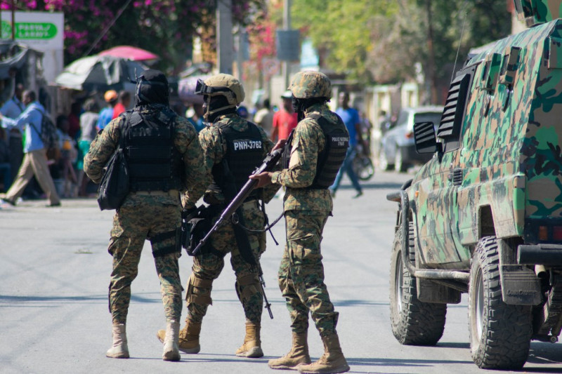 Soldados junto a vehículo militar dominicano