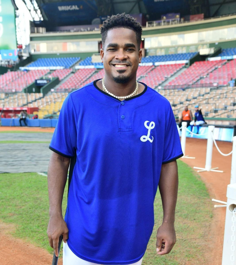 Jugador de béisbol con uniforme azul