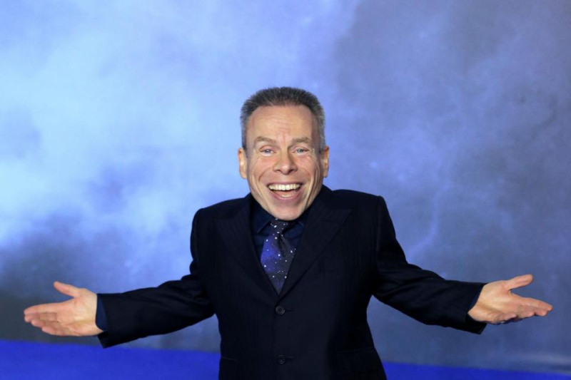 Warwick Davis en traje formal