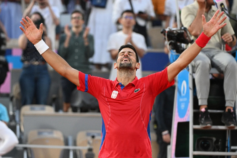 Hombre celebrando con camisa roja