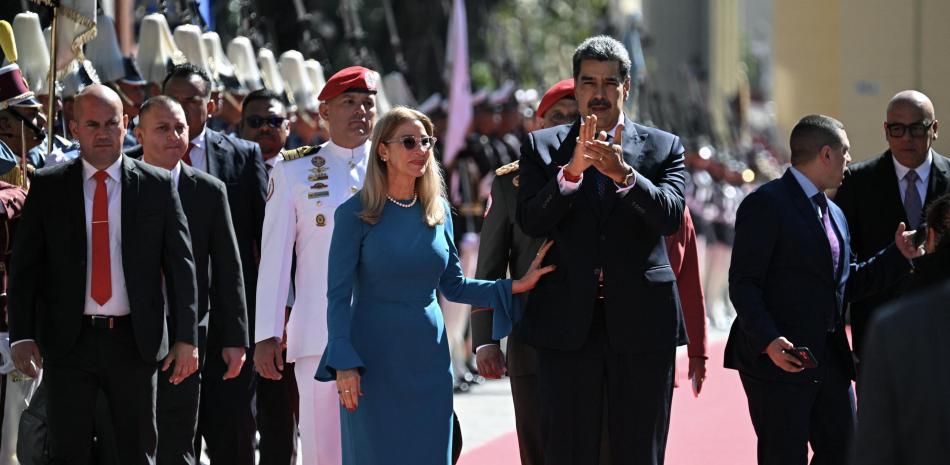 Maduro camina con delegados diplomáticos