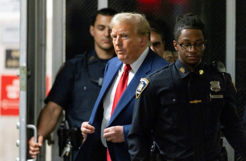 Trump escoltado por policías tras audiencia