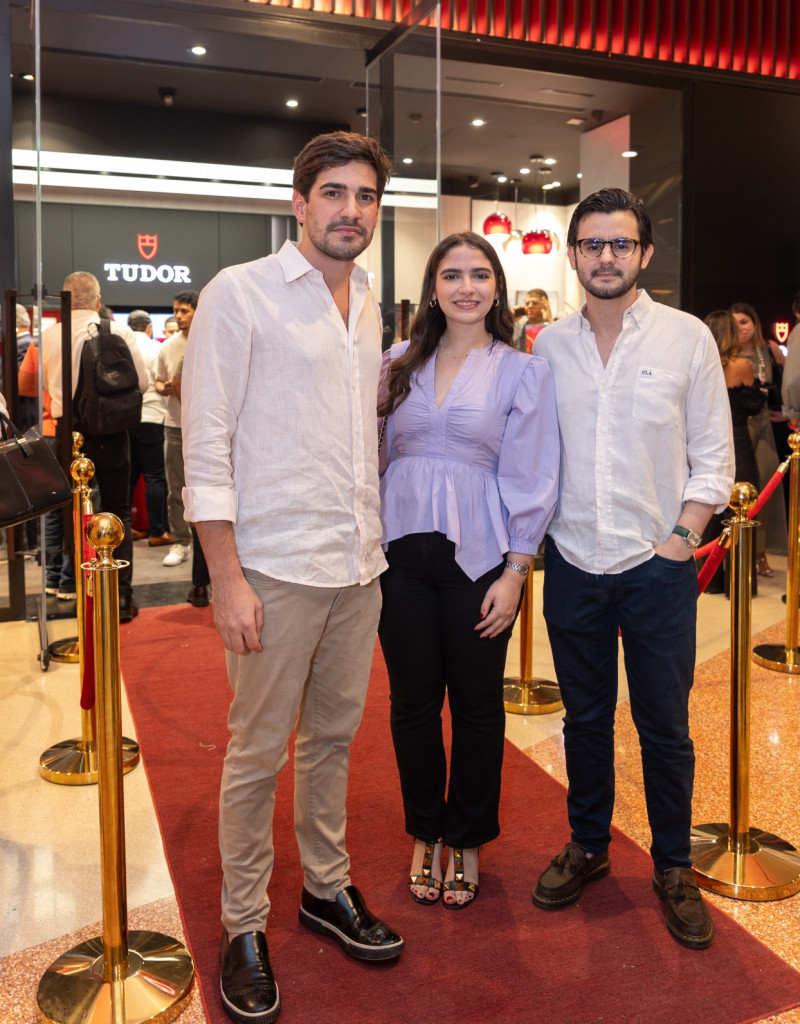 Tres personas en alfombra roja