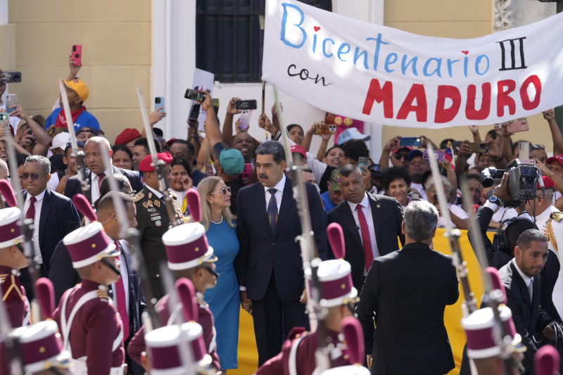 Manifestantes marchan por las calles