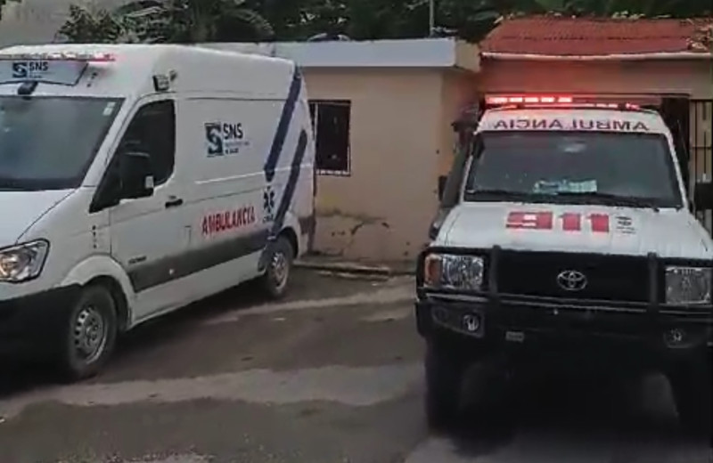 Ambulancia frente a hospital dominicano