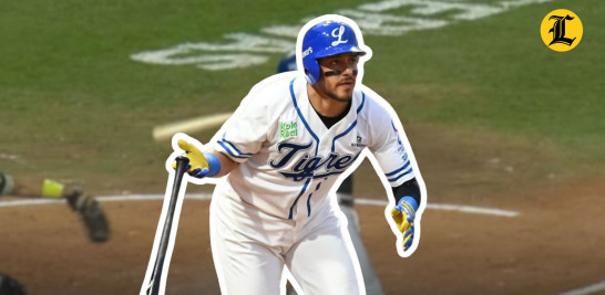 Jugador de béisbol en uniforme blanco