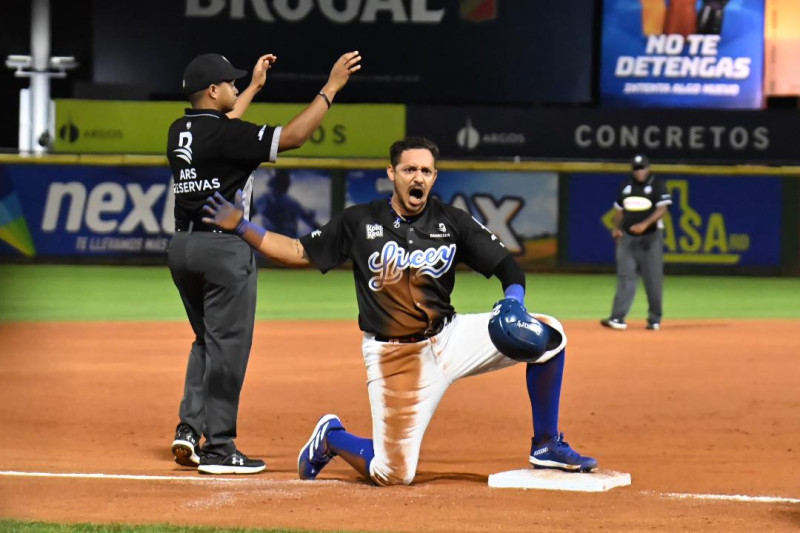 Jugador celebra en base deportiva