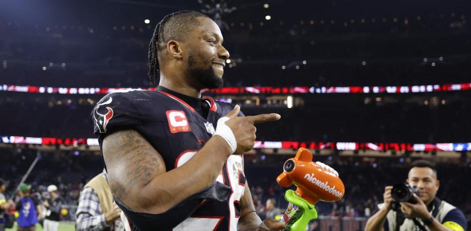 Joe Mixon # 28 de los Houston Texans celebra después de derrotar a Los Angeles Chargers