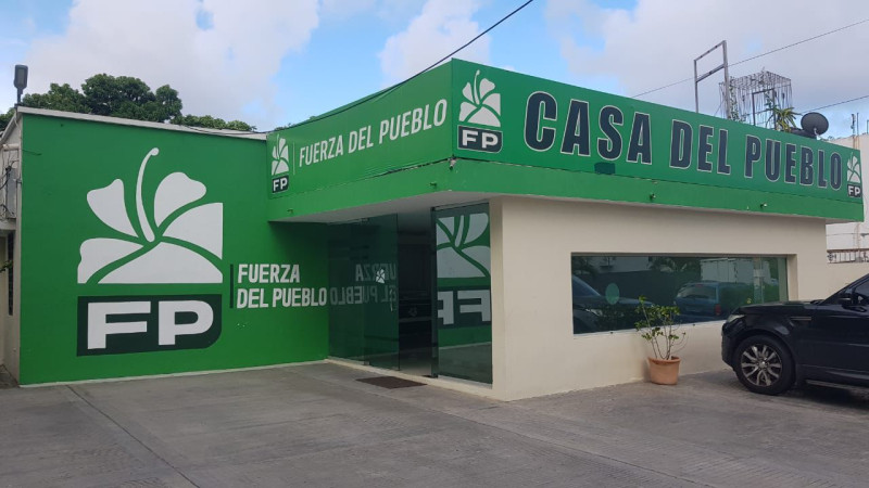 Edificio verde con letrero "Casa Pueblo"