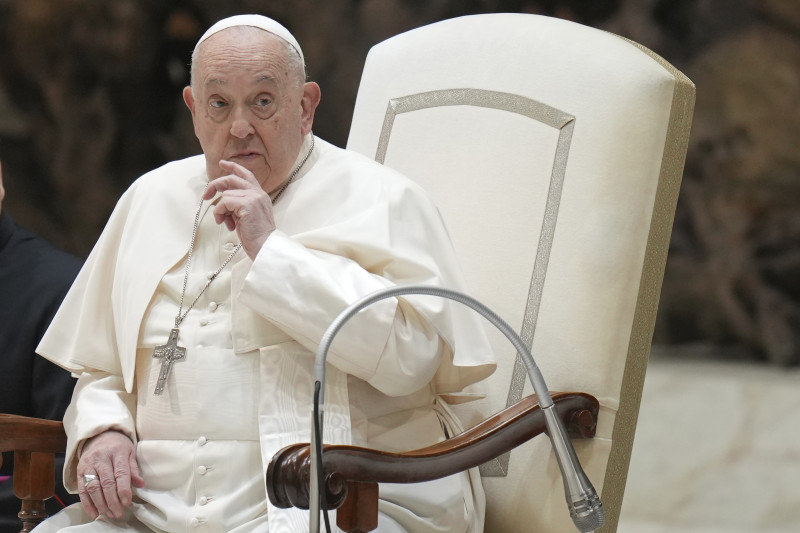 Papa Francisco sentado en sillón blanco