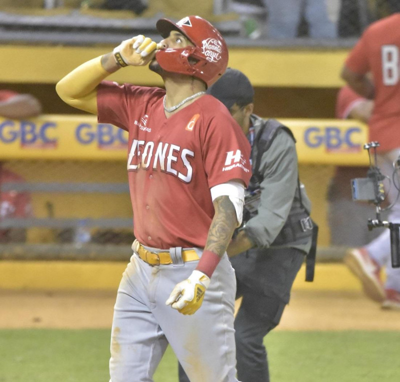 Jugador de béisbol con uniforme rojo