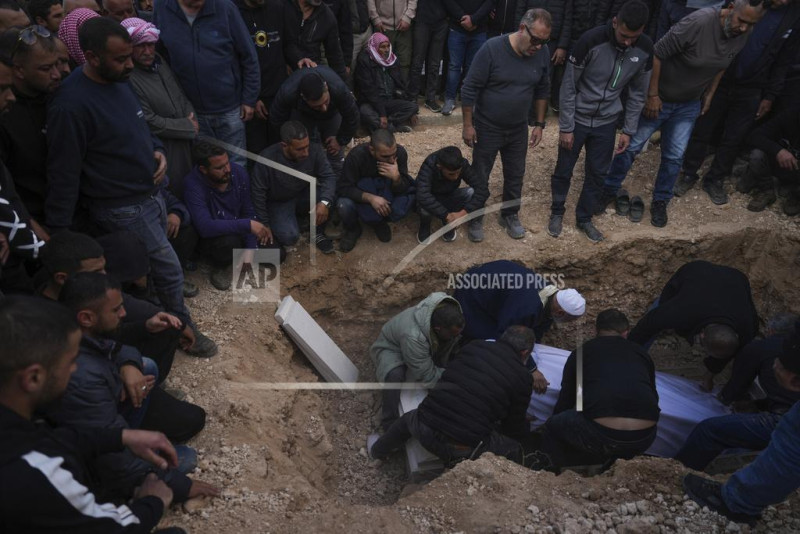 Multitud rodea tumba en cementerio