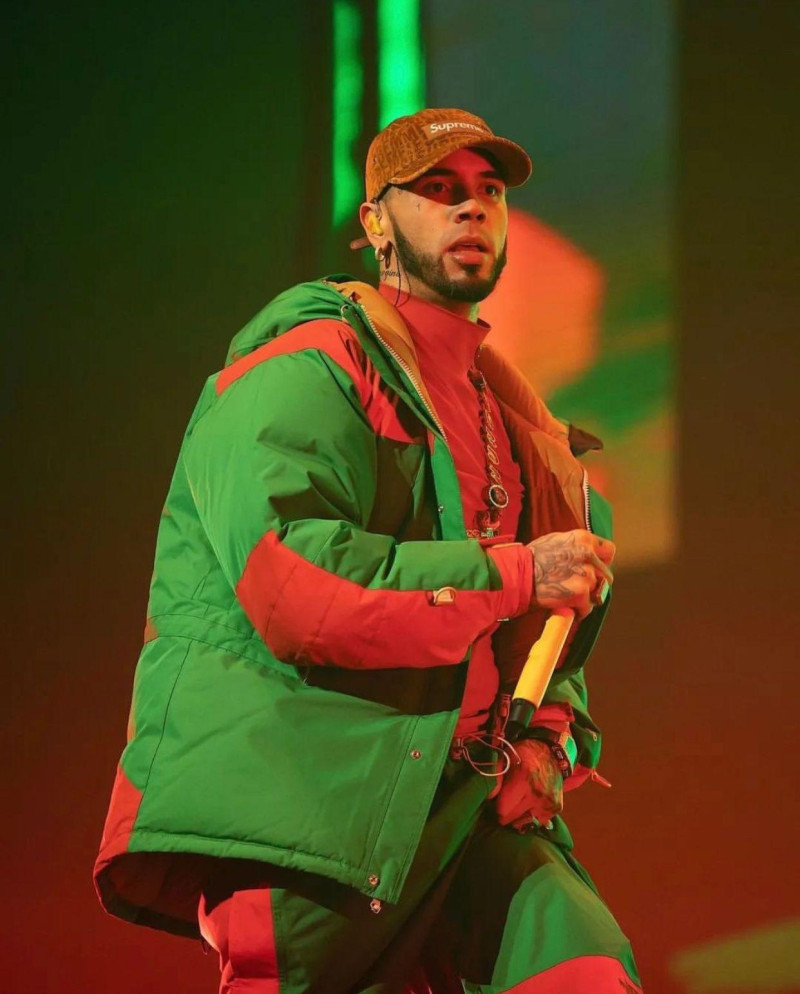 Hombre con chaqueta deportiva navideña