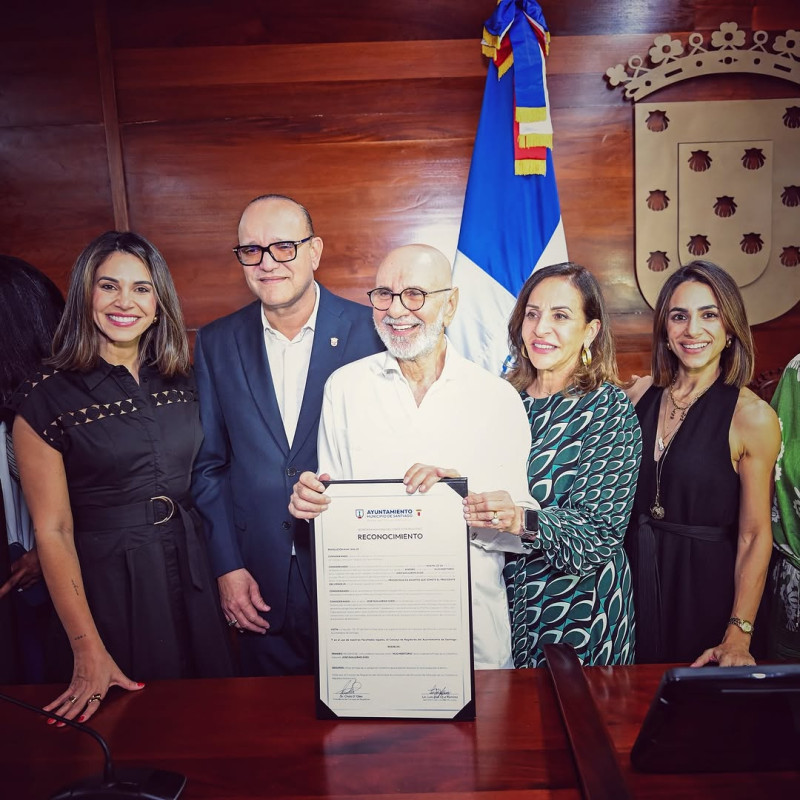 Hombre sostiene certificado con camisa blanca