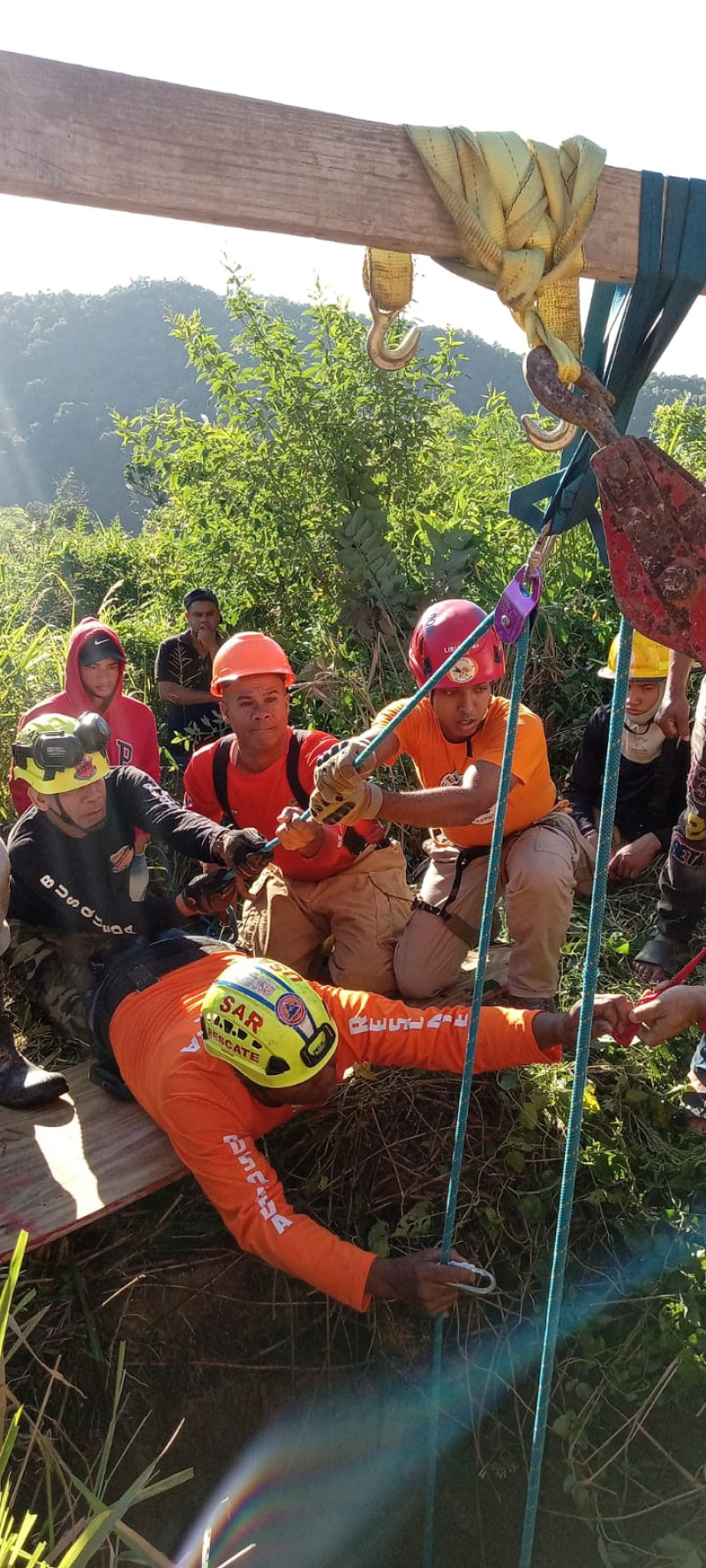 Obreros aseguran cuerda en grúa