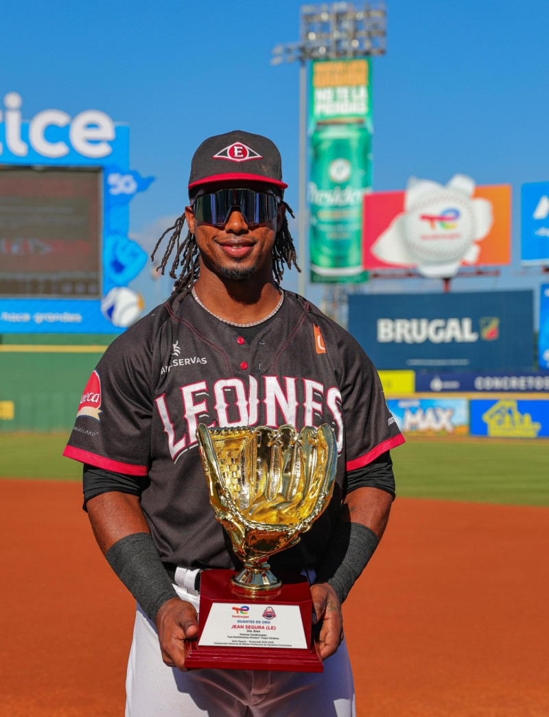 Jugador celebra con trofeo de béisbol