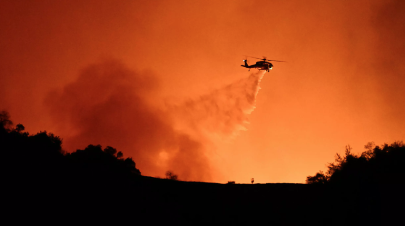 Helicóptero combate incendio forestal