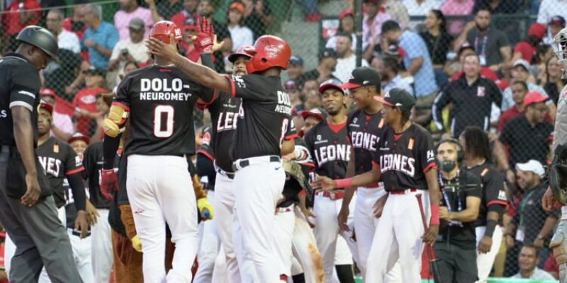 Jugadores celebran victoria en béisbol