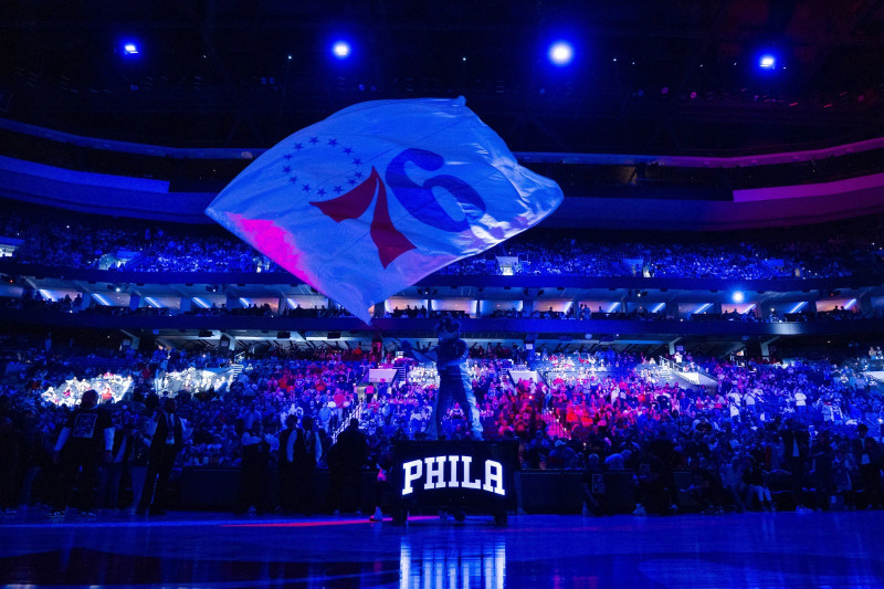 Multitud con bandera en estadio deportivo