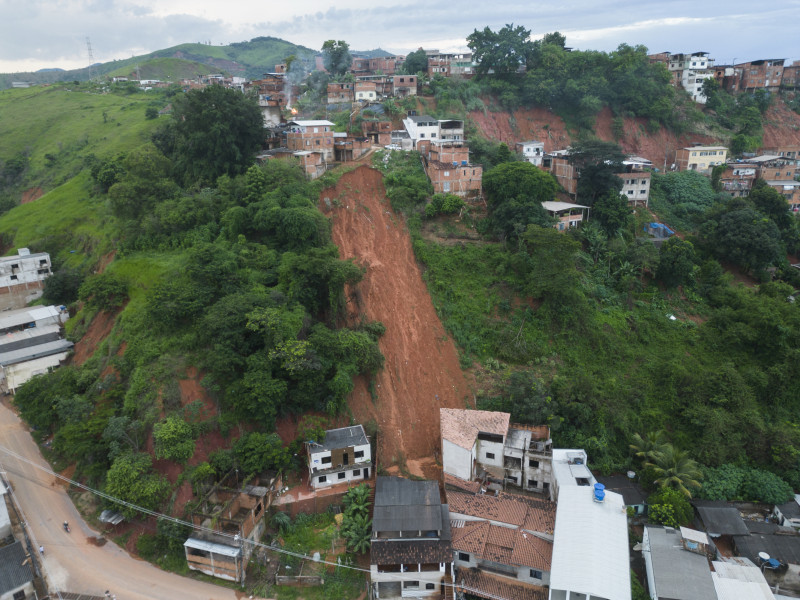 Deslizamiento de tierra afecta zona residencial