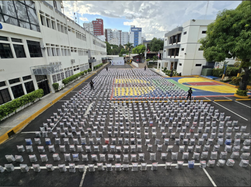 Vista aérea de estacionamiento lleno