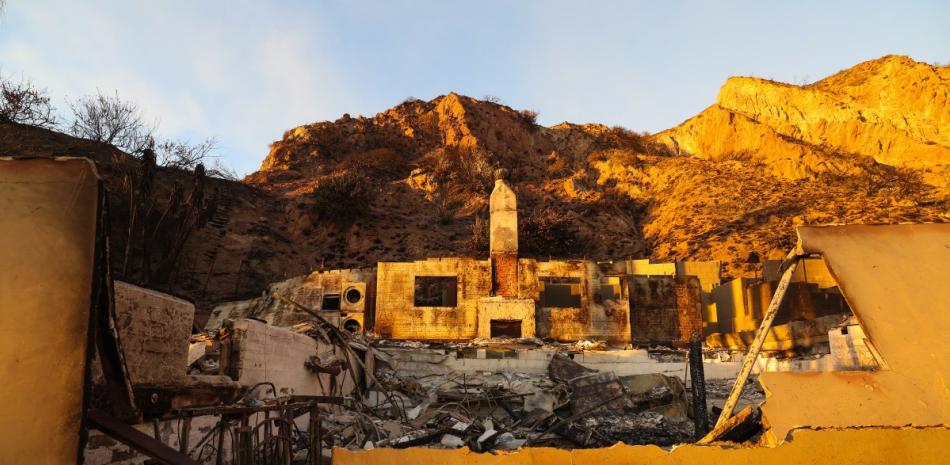 Edificio destruido ante montaña