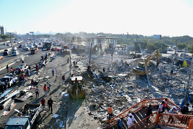 Excavadora entre ruinas de guerra