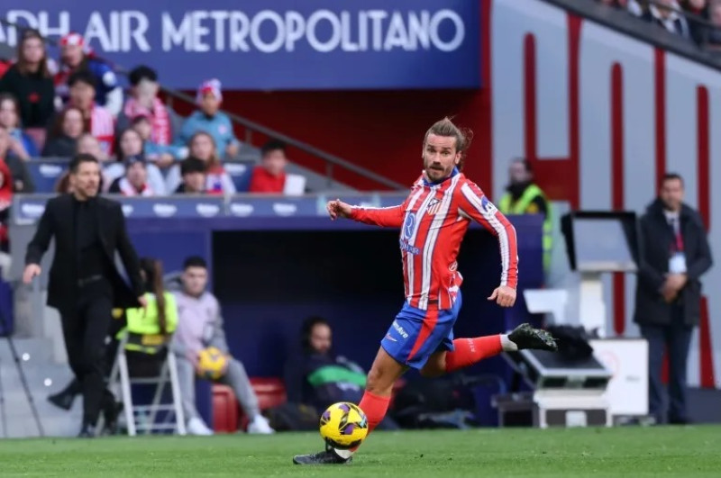 Futbolista pateando balón en estadio