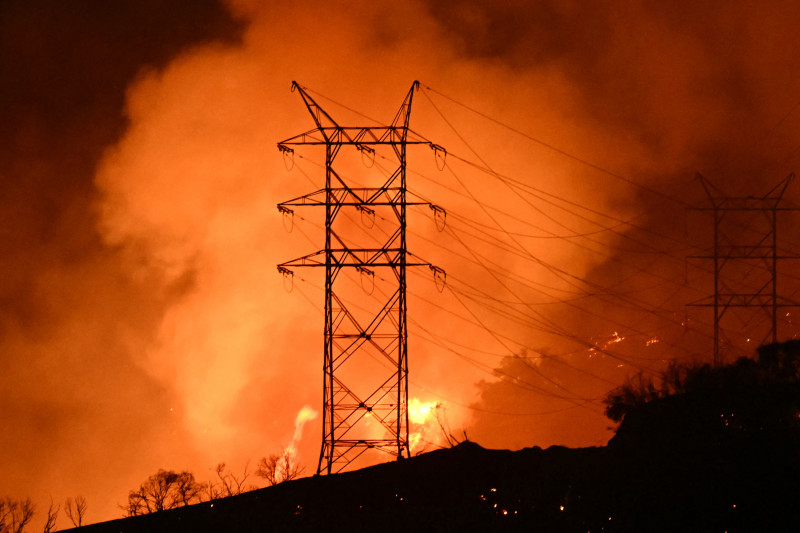 Línea eléctrica ardiendo en llamas