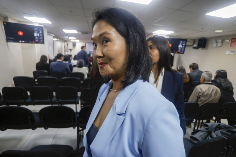 Mujer con blazer azul