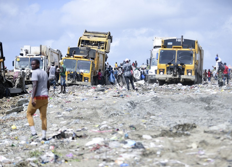 Hombre en vertedero de basura dominicano