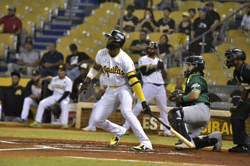 Bateador de béisbol en el plato