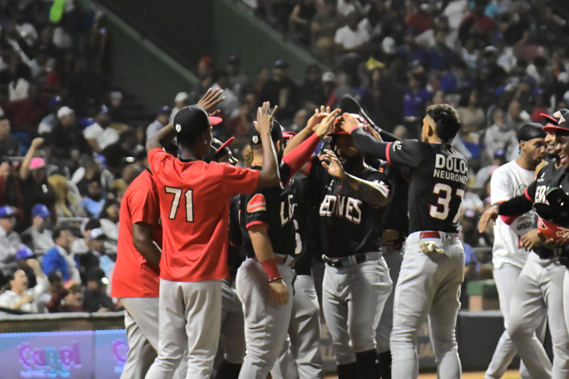 Jugadores celebran victoria en el béisbol