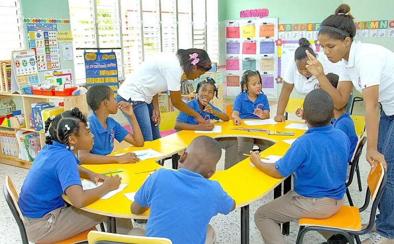 Niños sentados en mesa amarilla