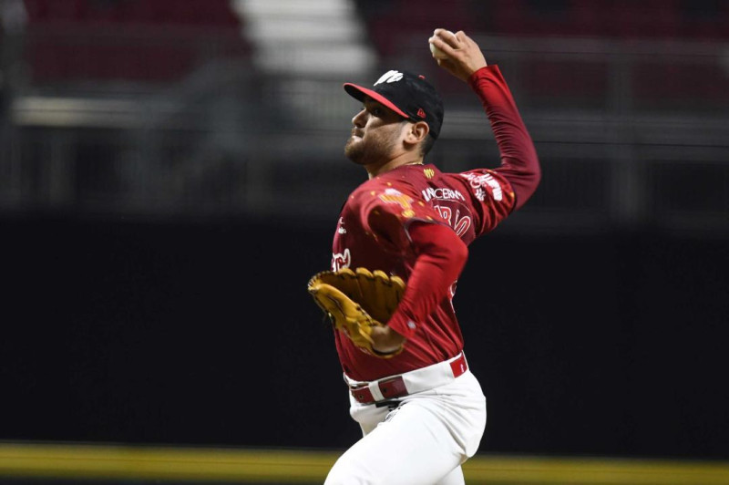 Jugador de béisbol con uniforme rojo