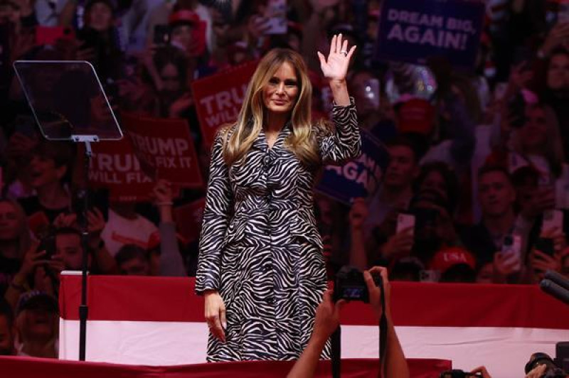 Melania Trump saluda al público