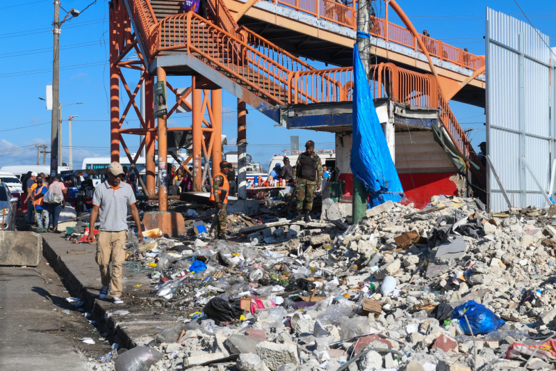 Basura plástica en espacio público