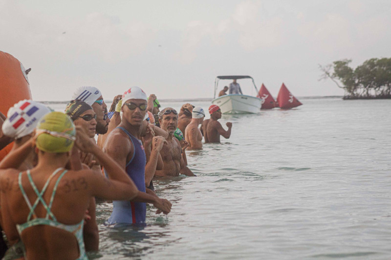 Nadadores compiten en aguas abiertas