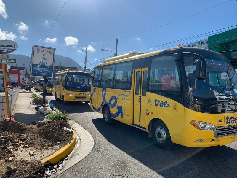 Autobús escolar amarillo en carretera