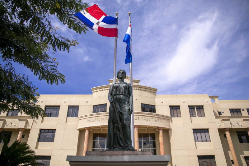 Palacio Santiago con estatua y banderas