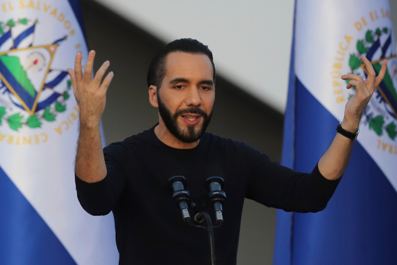 Hombre hablando en podio durante ceremonia