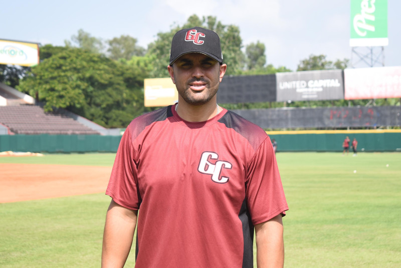 Jugador de béisbol en uniforme blanco