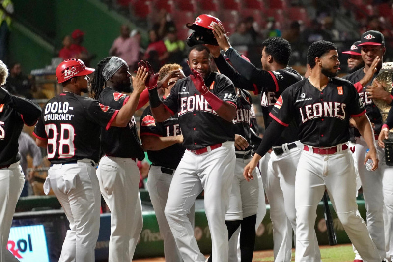 Jugadores de béisbol celebrando victoria