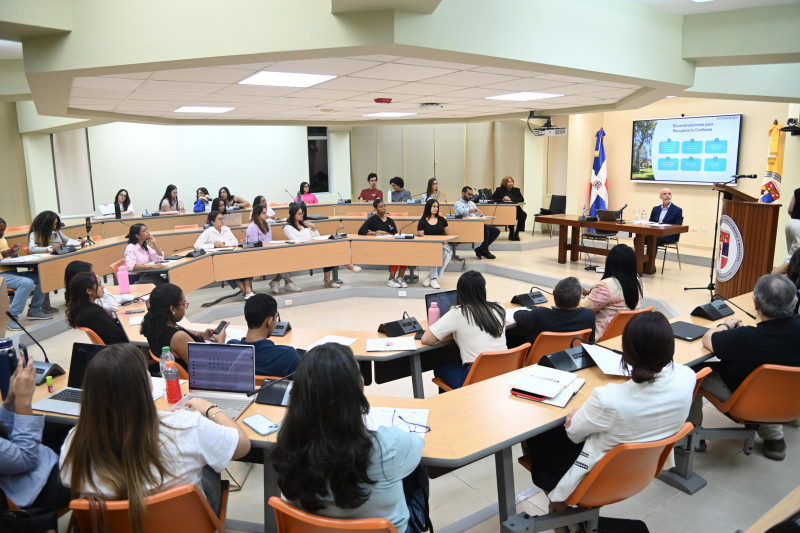 Estudiantes sentados en aula escolar