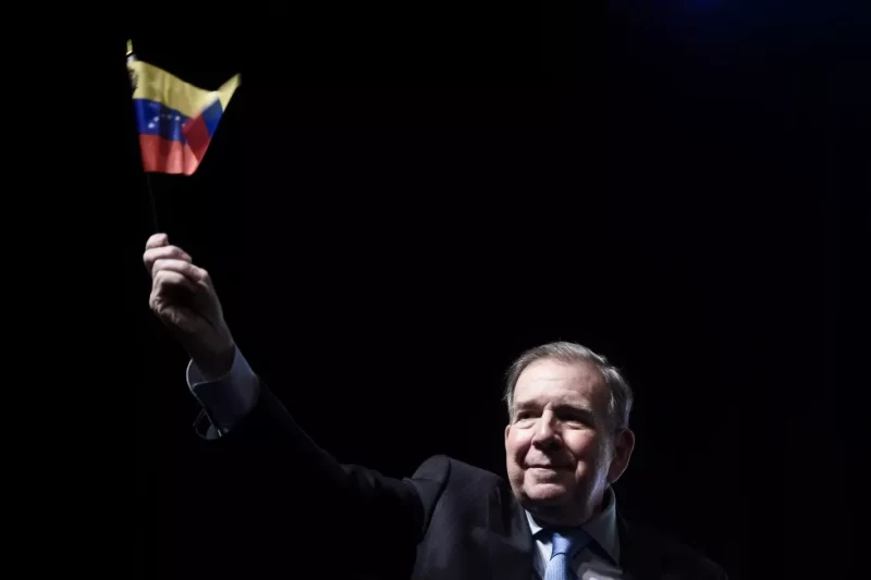 Hombre sostiene bandera de República Dominicana