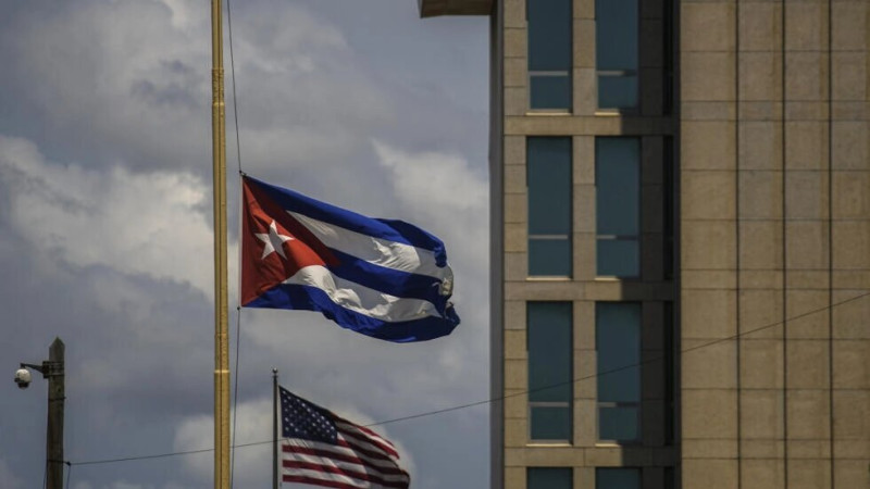 Bandera cubana bajo bandera estadounidense