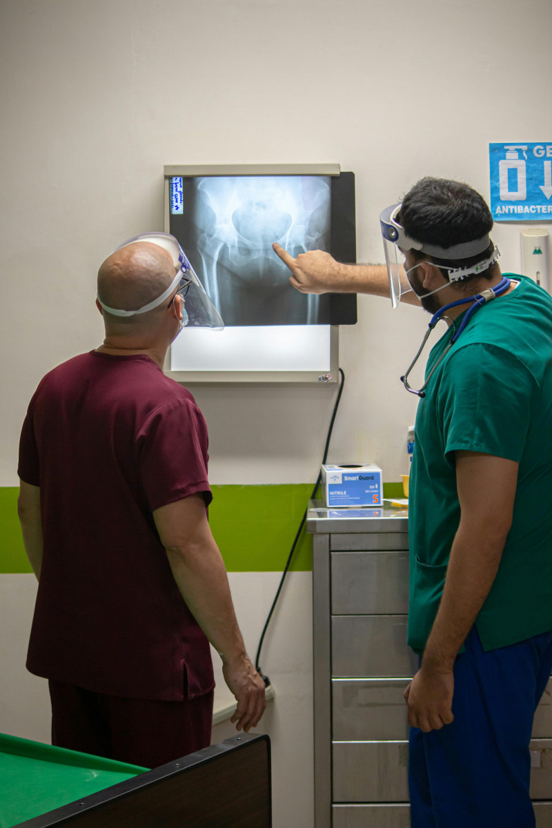 Doctores analizando radiografía en consultorio